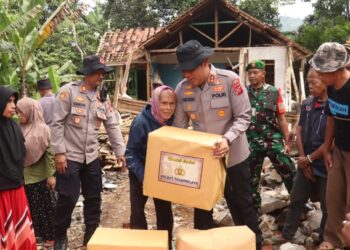 Polres Tasikmalaya Berikan Bantuan untuk Korban Longsor di Desa Tanjungsari