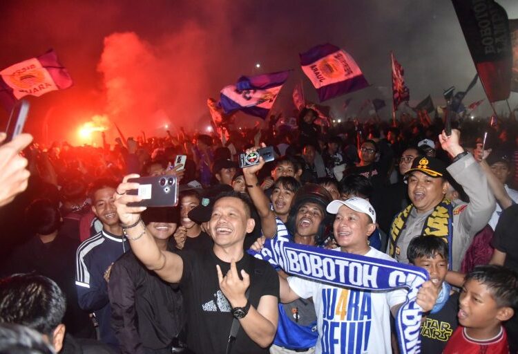 Teriakan Yel-Yel ‘Persib Juara Deui’ Membahana Sepanjang Rute Konvoi di Kuningan