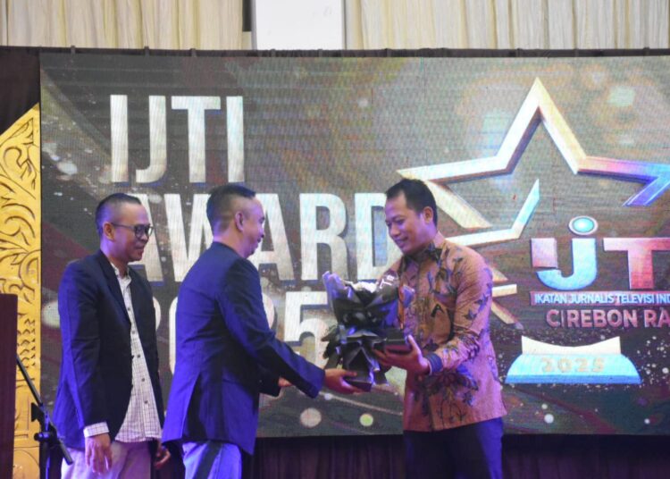 Dandim Kuningan Letkol Arh. Kiki Aji Wiryawan Raih Penghargaan IJTI Cirebon Raya