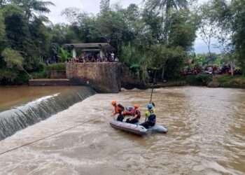Ceburkan Diri Ambil Bola Voli, Wildan Hanyut di Sungai Cikidang Tasikmalaya, Tim SAR Lakukan Pencarian