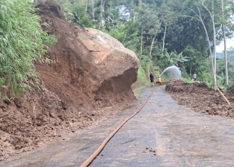 Petugas Terkendala Batu Besar yang Halangi Pengerukan Jalan Penghubung Desa Banyurasa Tasikmalaya