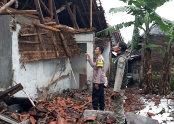 Rumah Azis di Sindang Barang Kuningan Ambruk Diterjang Angin Kencang