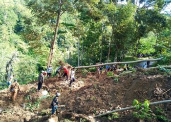 Polisi dan Warga Gotong Royong Bersihkan Material Longsor di Desa Sinarjaya Garut