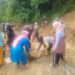 Jalan Utama Desa Cipedes-Sukamukti Terputus, Polsek Ciniru dan Warga Gotong Royong Bersihkan Timbunan Longsor