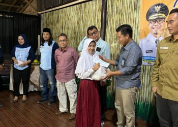 Berbagi Sesama, Wartatasik Salurkan 50 Paket Sembako Bagi Anak Yatim Piatu di Tasikmalaya
