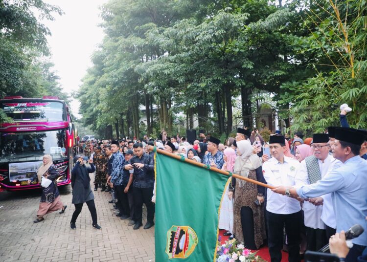 Pelepasan Keberangkatan 308 Jemaah Calon Haji Kabupaten Purwakarta Kloter 23 Diwarnai Suasana Haru