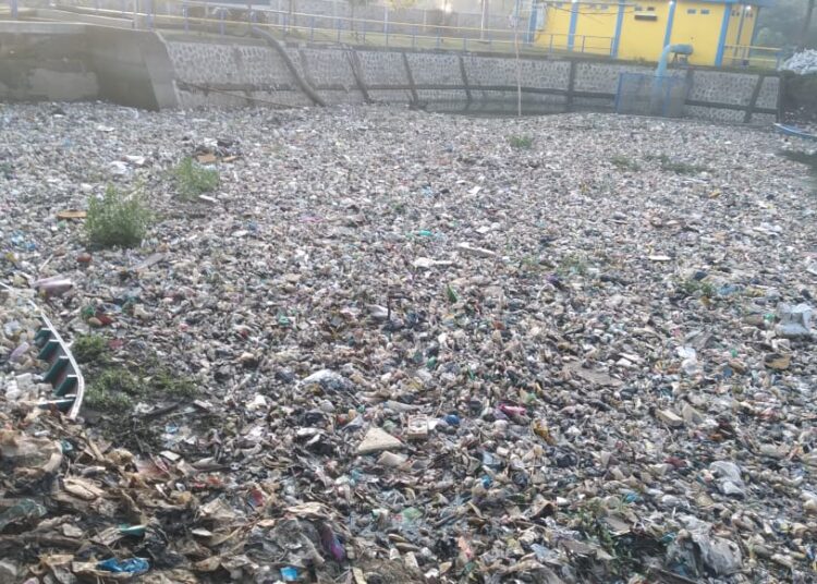 Memprihatinkan! Sampah Penuhi Area Pintu Air Sungai Citarum di Bojongsoang