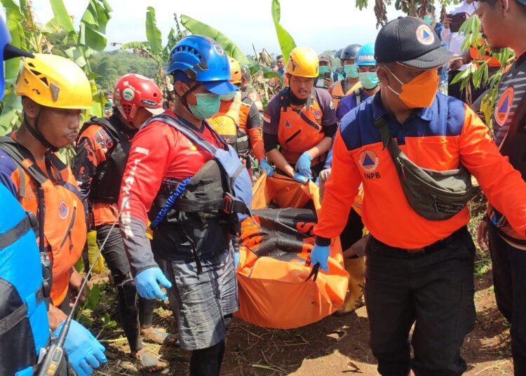 Tim SAR Akhirnya Temukan Bocah Terseret Arus Selokan di Desa Panongan Cirebon Dalam Keadaan Meninggal