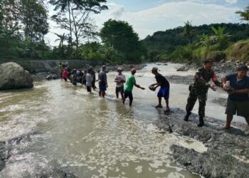 Babinsa dan Warga Cijemit Kuningan Gotong Royong Membuat Bronjong Batu Penahan Longsor