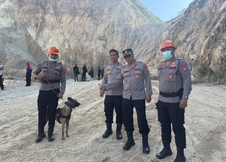 Tim “K9” Polda Jabar Diterjunkan Mencari Korban Longsor Galian C Cirebon