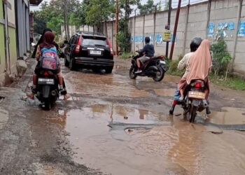 Kondisi Jalan dari Stasiun Cimekar ke Kereta Cepat Whoosh Tegalluar, Sudah Rusak, Gelap Lagi