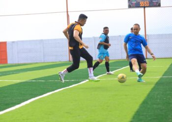 Pererat Silaturahmi, Kapolres Garut Main Sepak Bola Bersama Masyarakat