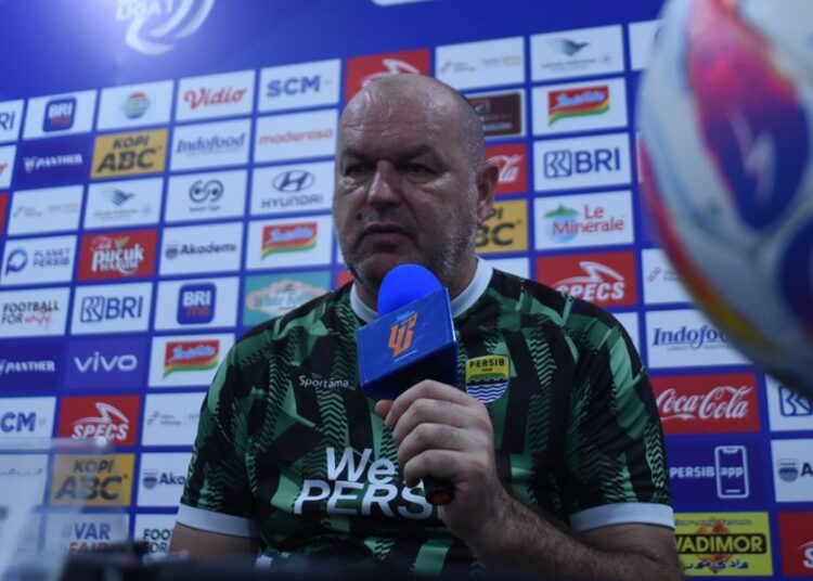 Pelatih Persib Bandung (Persib.co.id)