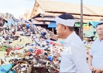 Puluhan Pedagang Pasar Caringin Bandung Antusias Sambut Gubernur Jabar Dedi Mulyadi