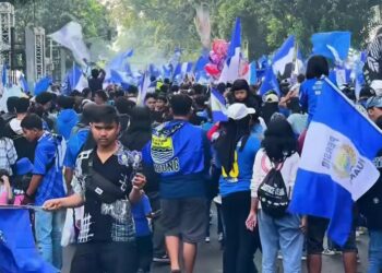Bandung Lautan Biru, Puluhan Ribu Warga Tumpah Ruah ke Jalan Rayakan Persib Juara, Puncak Acara di Gedung Sate