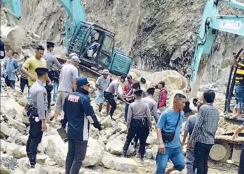 Breaking News: Gunung Kuda Cirebon Longsor, 20 Orang dan 3 Escavator Diduga Tertimbun