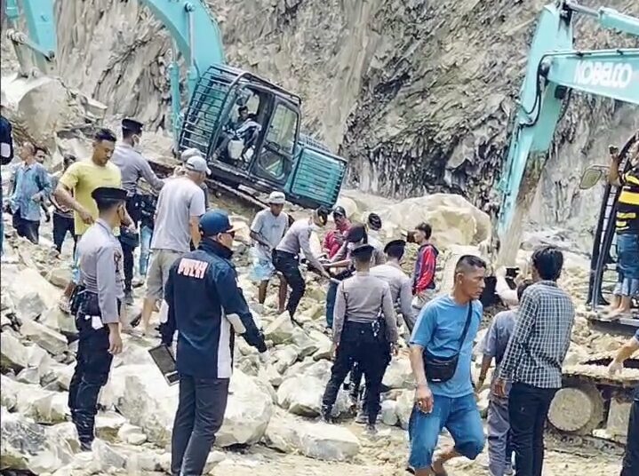 Breaking News: Gunung Kuda Cirebon Longsor, 20 Orang dan 3 Escavator Diduga Tertimbun