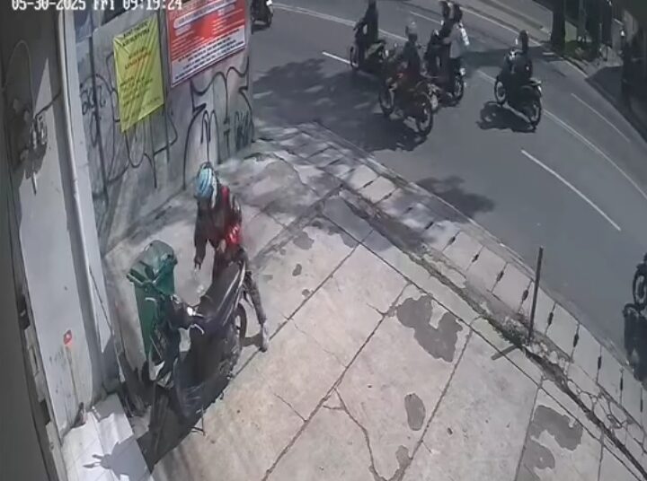 Sepasang “Sejoli” Curi Motor di Tagog Cileunyi Terekam CCTV