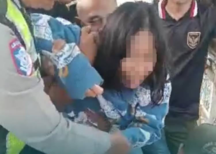 Seorang Perempuan Muda Mencoba Mengakhiri Hidupnya di JPO Cibabat, Kota Cimahi