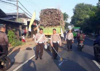 Truk ditabrak pemotor di Pasuruan (Istimewa)