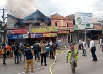 Breaking News: Ruko Berlantai 2 di Cipacing Dilumat Si Jago Merah