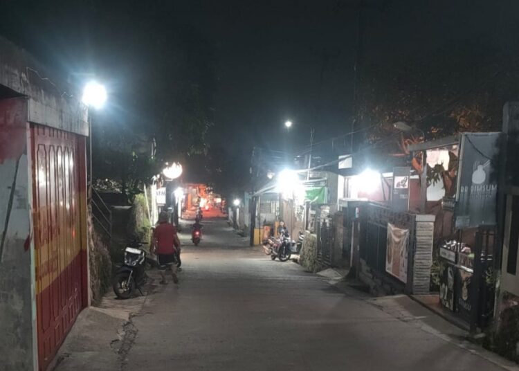Kesal Lampu PJU Dibiarkan Mati, Warga Sadang Cinunuk pun Bergerak