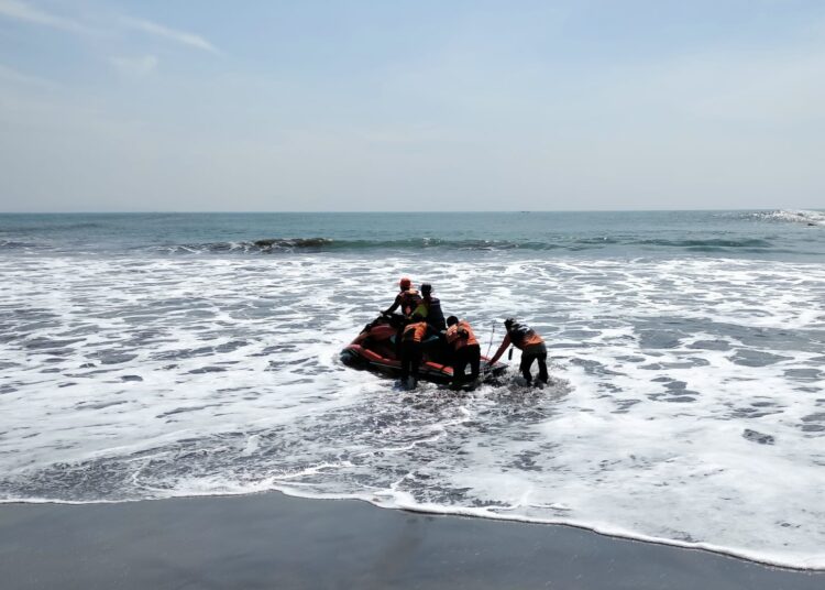 Tenggelam, Akhirnya Tim SAR Gabungan Temukan Jasad Amir di Pantai Barat Pangandaran