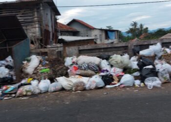 Trotoar di Kuningan Ditumbuhi Rumput Liar dan Tempat Pembuangan Sampah