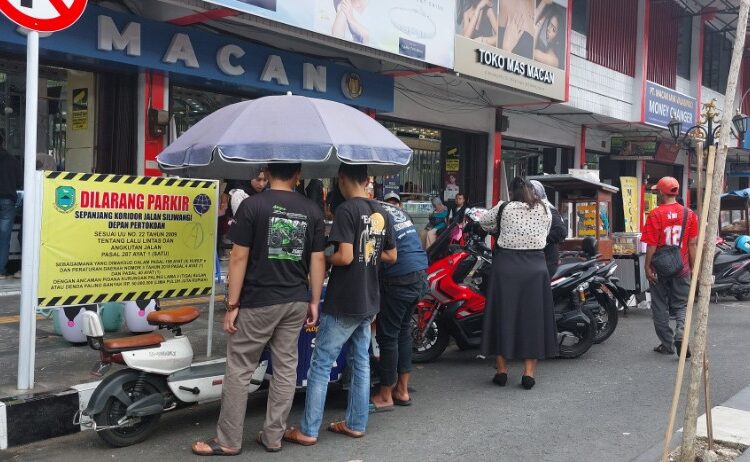 Larangan Parkir di Pertokoan Jalan Siliwangi Kuningan Tak Digubris Para Pengendara Motor