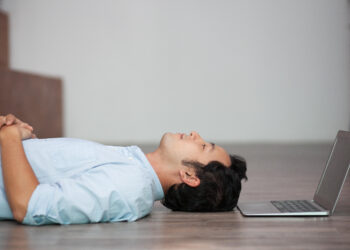 Bukan Mageran, Ini 5 Manfaat Tidur Siang Bagi Mahasiswa yang Sering Ngerasa Burnout!