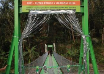 Anak Sekolah di Desa Cipedes dan Cipakem Dulu Nyebrang Sungai Kini Lewat Jembatan Gantung