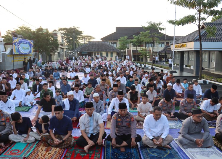 Suasana Khidmat Warnai Sholat Idul Adha 1446 H di Mapolres Ciamis