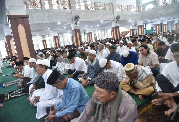 Bupati Kuningan Salat Ied di Masjid Syiarul Islam dan Gelar Open House di Pendopo