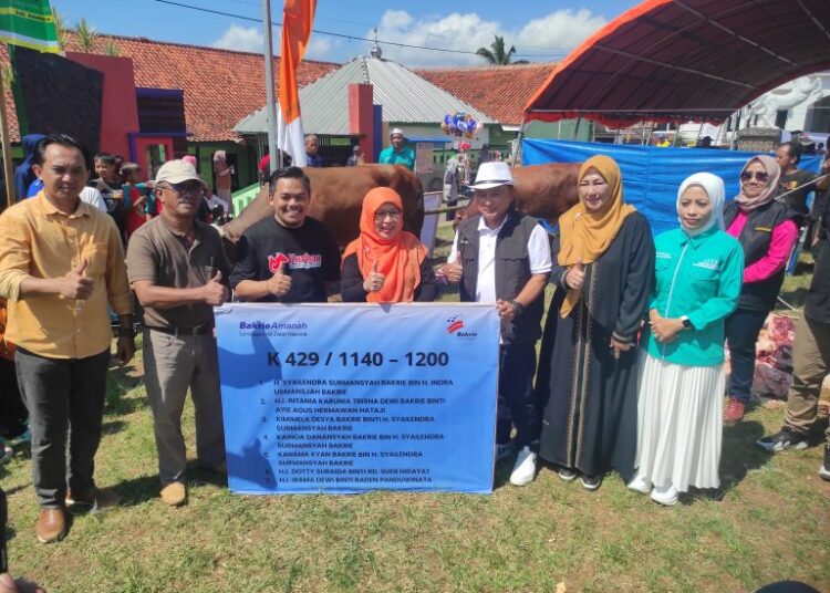 “Kurban Untuk Negeri” Keluarga Bakrie Berbagi 8 Sapi Kurban di Desa Darma Kuningan