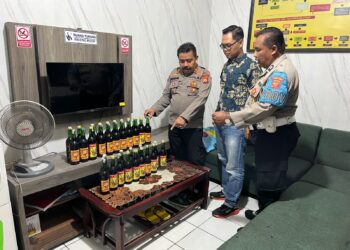 Petugas Razia Sejumlah Toko di Kuningan, Razia Puluhan Botol Miras Ilegal