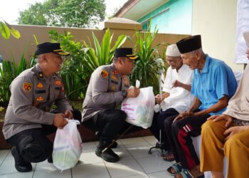 Polres Tasikmalaya Bagikan 160 Paket Sembako Kepada Masyarakat