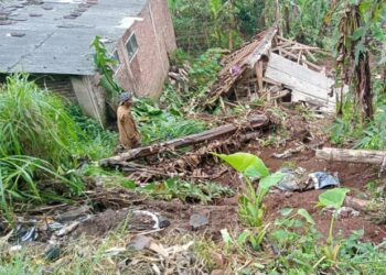 Tembok Penahan Tebing Bantaran Sungai Cimande Kuningan Ambruk, 5 Rumah Terancam