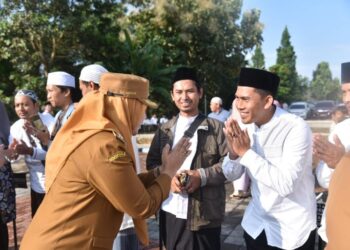 Pemkab Kuningan Serahkan Insentif Bagi 1.000 Guru Ngaji dan Imam Masjid