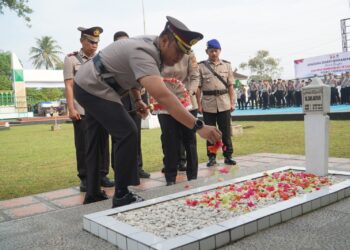 Kapolres Tasikmalaya Pimpin Upacara Ziarah dan Tabur Bunga di Taman Makam Pahlawan