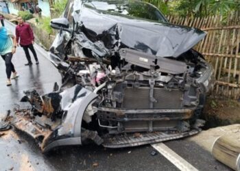 Rem Blong, Truk Galian Tanah Tabrak Toyota Rush Hingga Ringsek