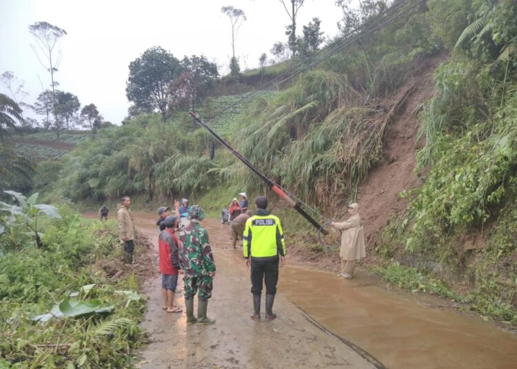 Jalur Banjarwangi-Singajaya Garut Kembali Normal, Material Longsor Telah Dibersihkan