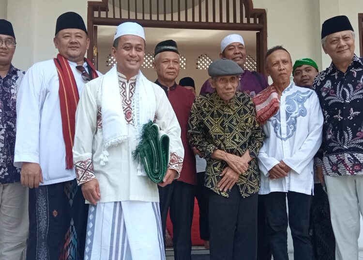Cucu Bupati R. A. A Wiratanuningrat Prihatin Masjid Pendopo Ditutup Gerbang Otomatis, Bupati Tasikmalaya Buka Kembali untuk Umum