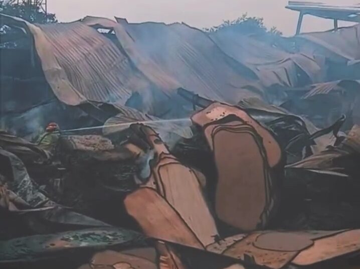 Sudah 2 Hari Petugas Damkar Berjibaku Padamkan Api Pabrik Triplek Bojongsoang yang Terbakar