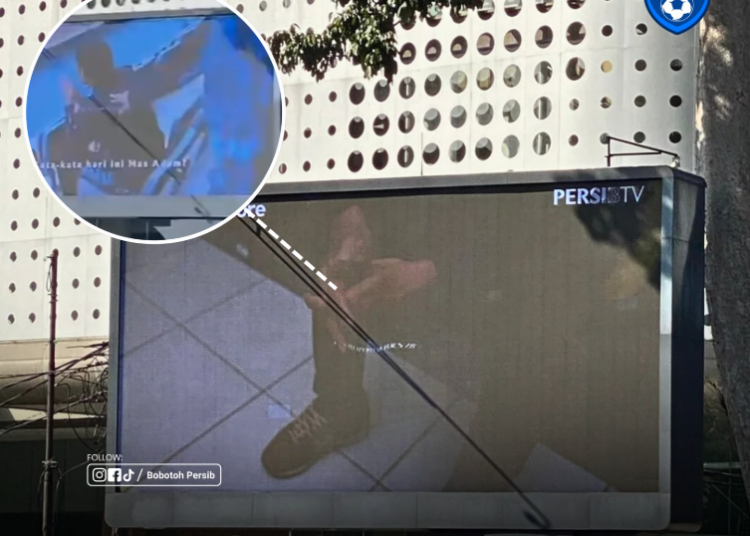 Persib Bandung Perkenalkan Pemain Baru Lewat Videotron: Siapa Sosok yang Tepuk Punggung Adam Alis?