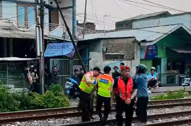 Lagi-Lagi Tragedi di Perlintasan Cimindi: Pria Paruh Baya Tertemper Kereta Api Feeder