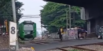 Viral Video Detik-Detik Pria Tewas Tertemper KA Feeder di Flyover Cimindi, Palang Sudah Ditutup Tetap Menyebrang dan Tak Lihat Kanan Kiri