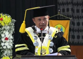 Rektor Uniku Mewisuda 418 Mahasiswa Lulusan Tahun Akademik 2024/2025