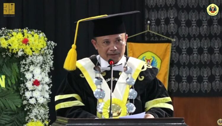 Rektor Uniku Mewisuda 418 Mahasiswa Lulusan Tahun Akademik 2024/2025