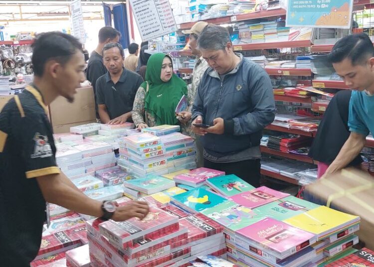Jelang Tahun Ajaran Baru, Orang Tua Siswa Serbu Toko Perlengkapan Sekolah
