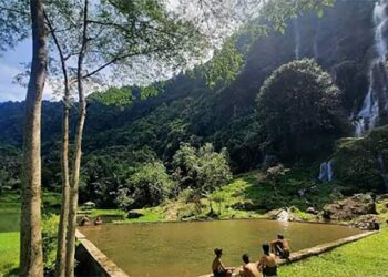 Pesona Curug Cipelah Ciwidey: Kolam Renang Terindah dengan Pemandangan Air Terjun yang Memukau